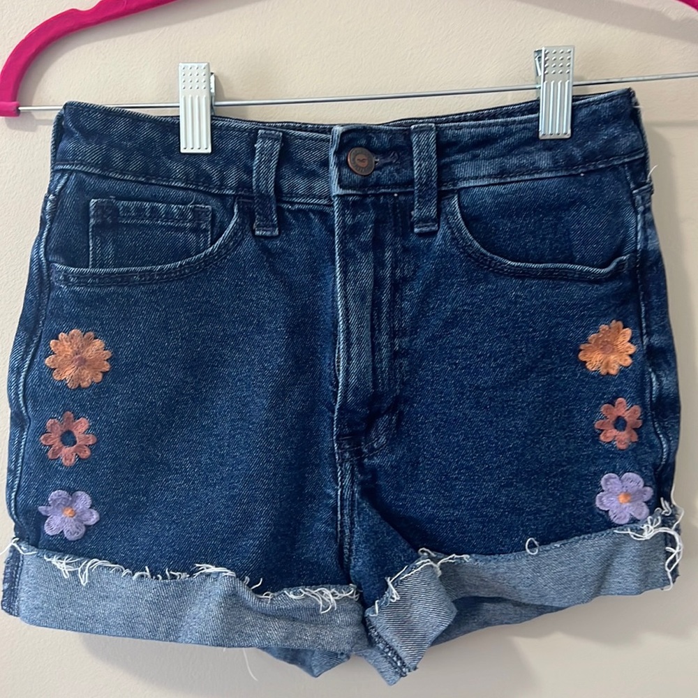 Hollister 3” Ultra High Rise Mom Short, women’s 24, floral embroidery
